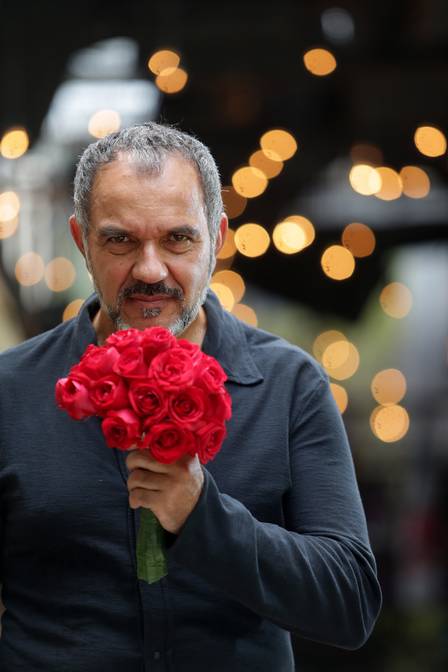 https://e.radikal.host/2025/04/24/humberto-martins-com-flores.jpg