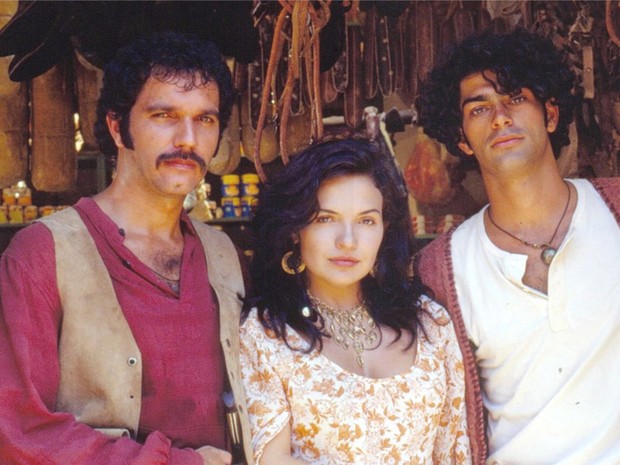 https://e.radikal.host/2025/04/24/pedra_sobre_pedra-humberto_martins_luiza_tome_eduardo_moscovis_6321.jpg