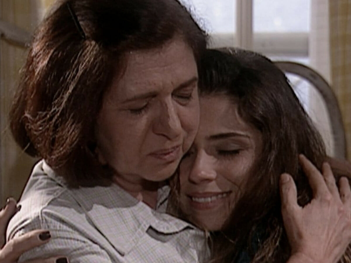https://e.radikal.host/2025/04/26/Walderez-de-Barros-como-Eva-e-Giovanna-Antonelli-como-Capitu-em-Lacos-de-Familia-Reproducao-Globo.jpg