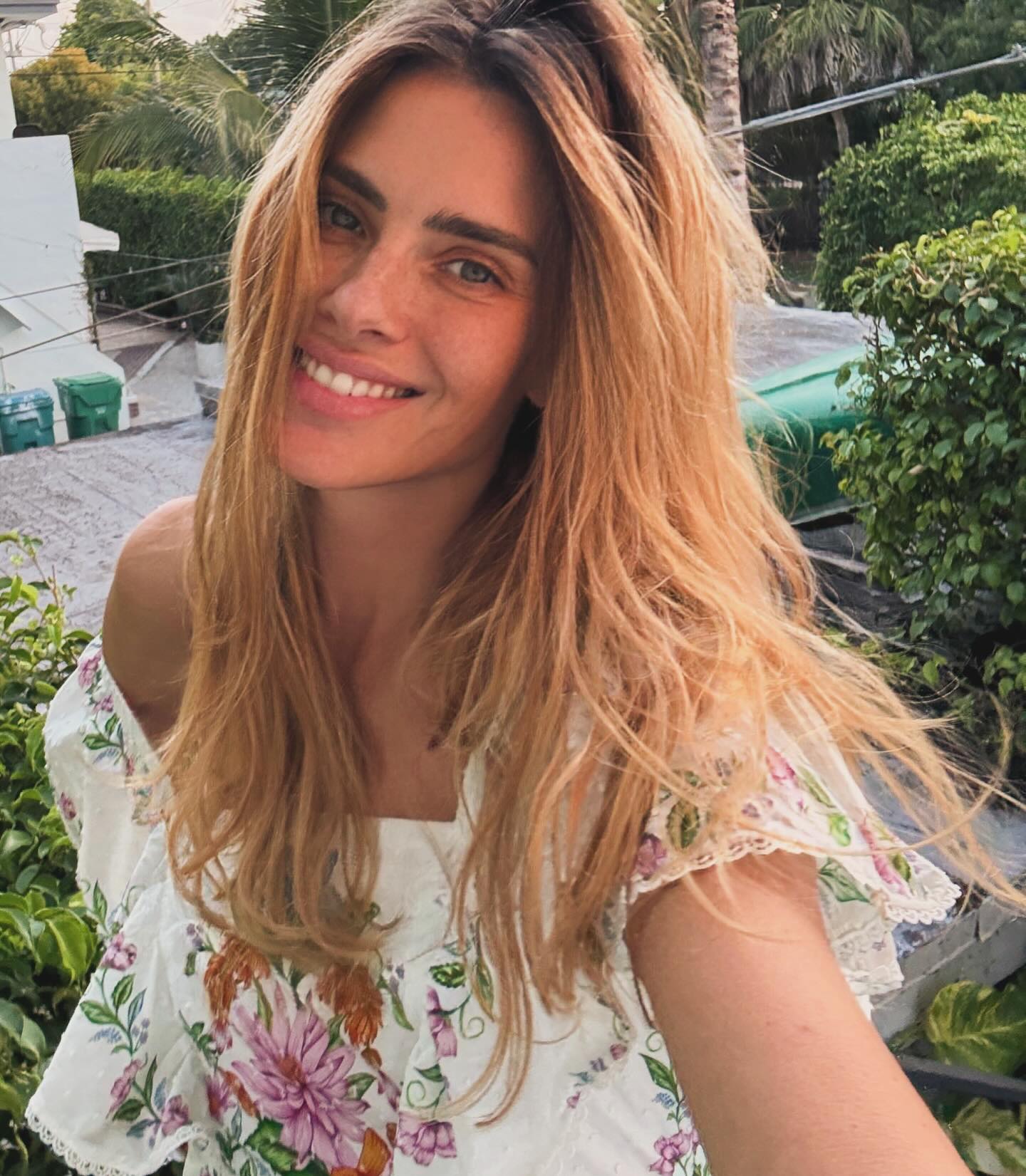 https://e.radikal.host/2025/04/30/loracarola_1745219433814-1.jpg