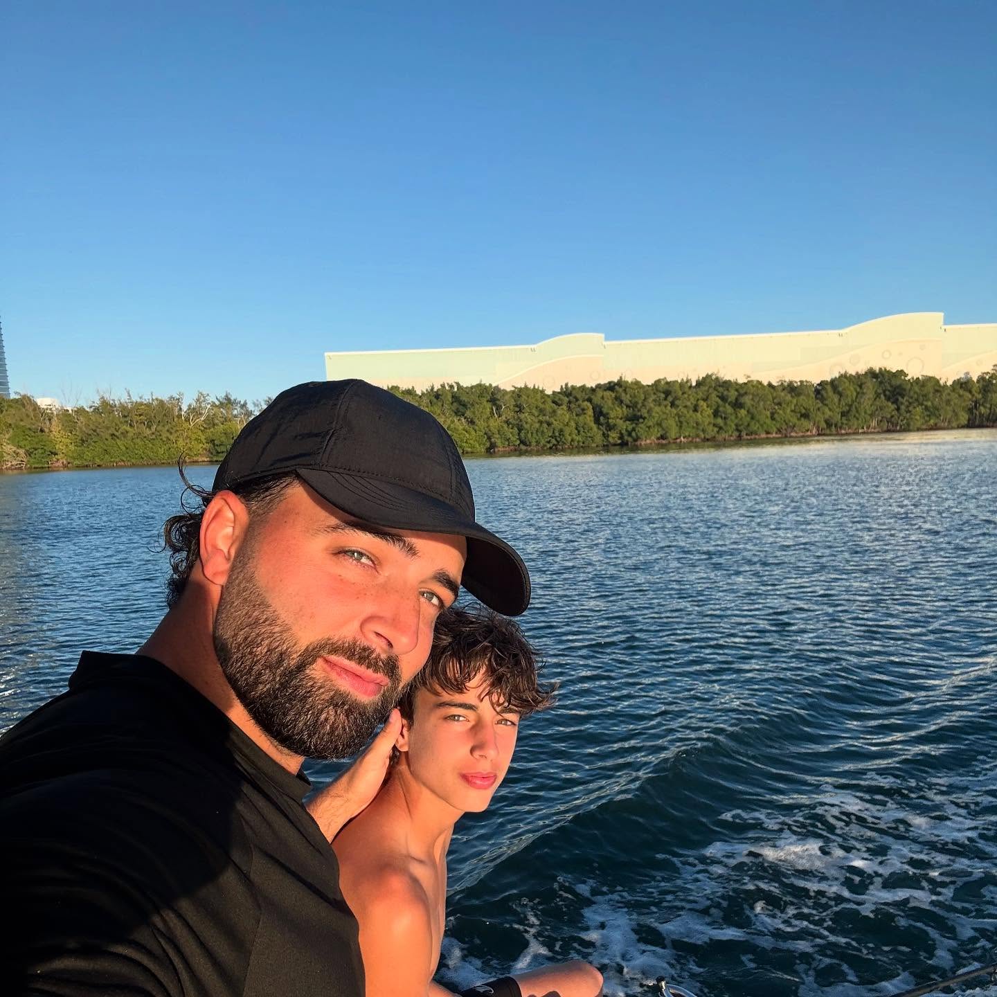 https://e.radikal.host/2025/05/01/jencarlosmusic_1745220983292.jpg