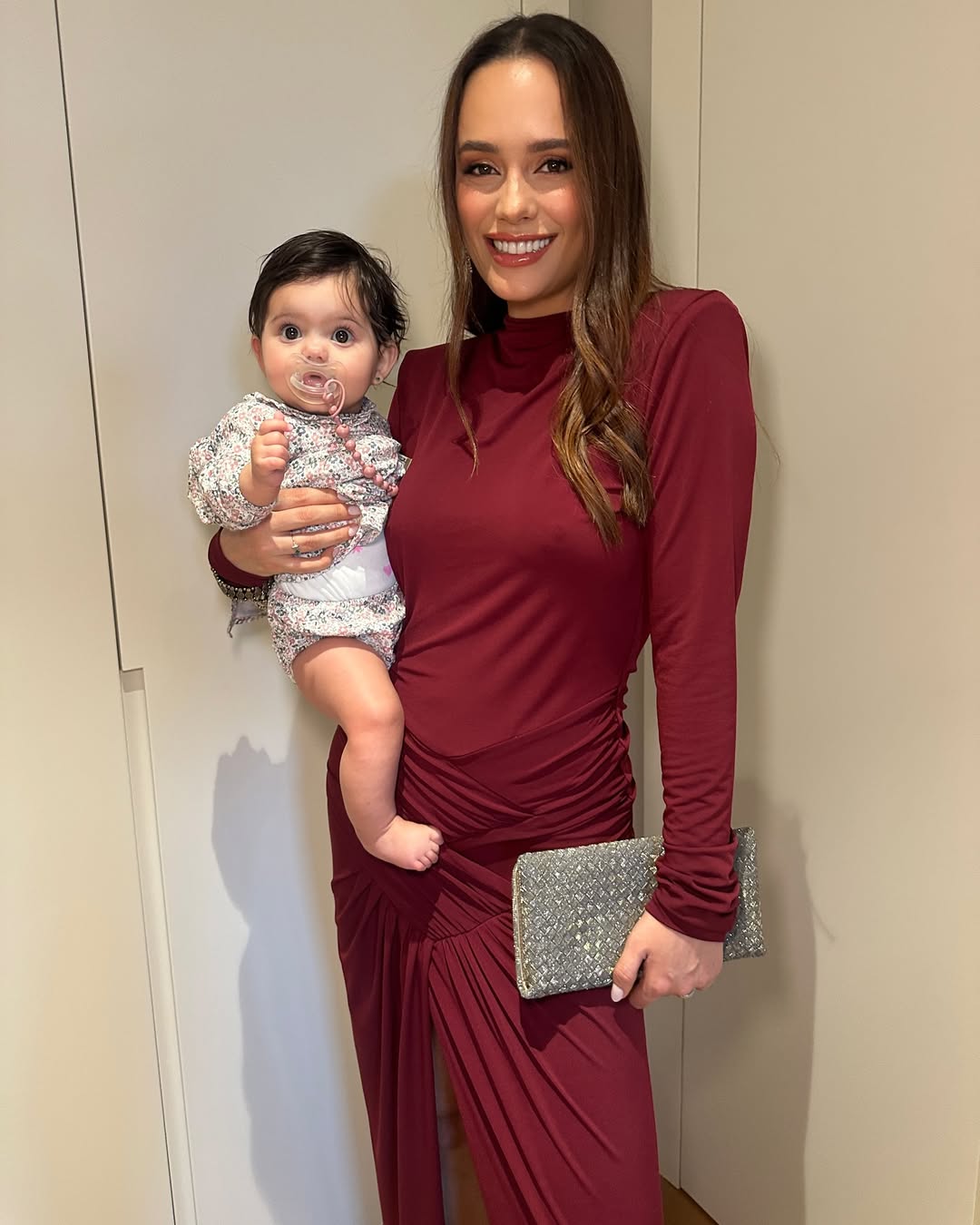 https://e.radikal.host/2025/05/03/Coctel-premios_platino-Reencuentros-que-llenan-el-Makeup--mabelle.experience-cristina.solymosi-Fashion-Stylist--gerardarceofficial_-Dress--messcacchiera.spain-espana-madrid-premiosplatino-actress.jpg
