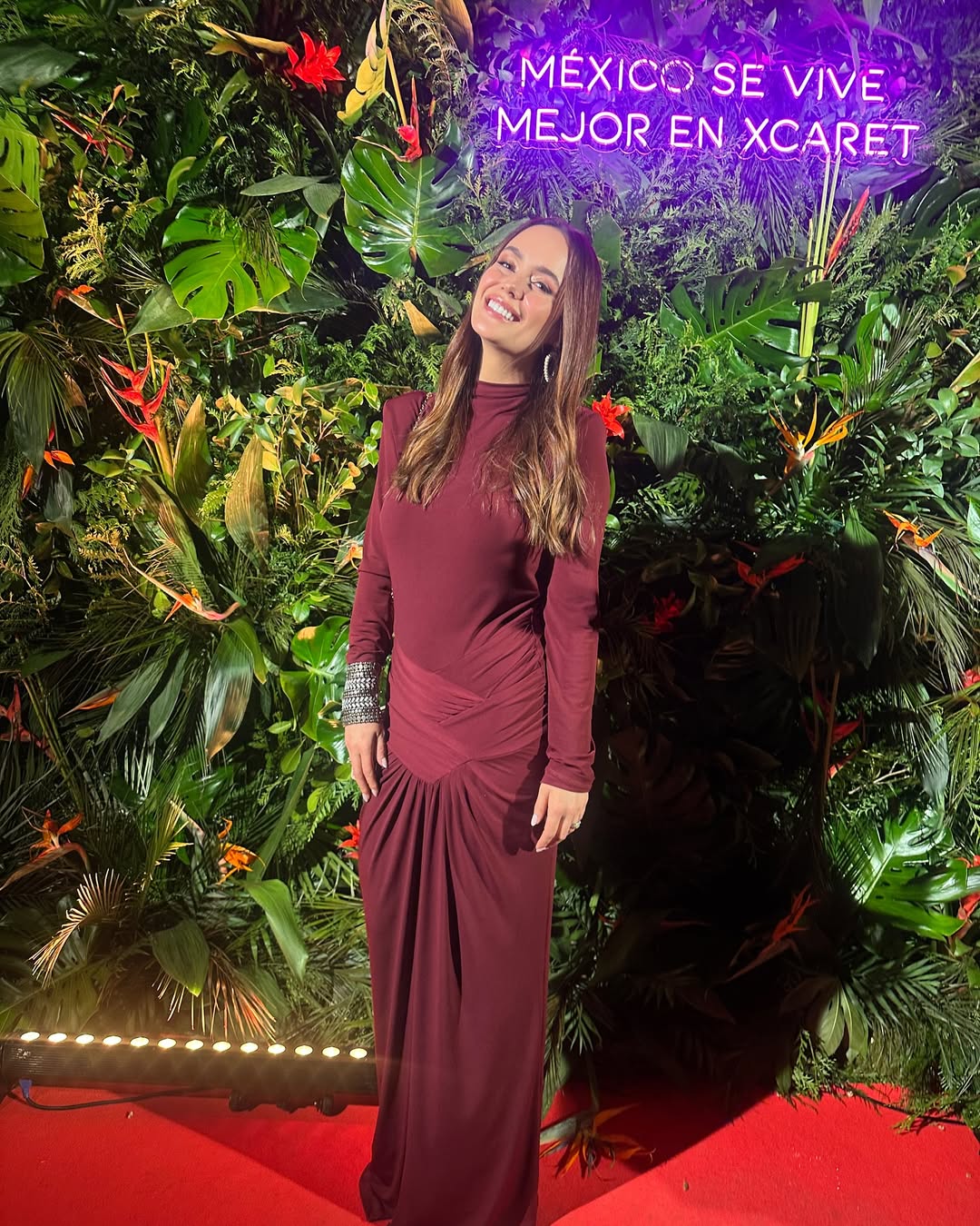 https://e.radikal.host/2025/05/03/Coctel-premios_platino-Reencuentros-que-llenan-el-Makeup--mabelle.experience-cristina.solymosi-Fashion-Stylist--gerardarceofficial_-Dress--messcacchiera.spain-espana-madrid-premiosplatino-actress2.jpg