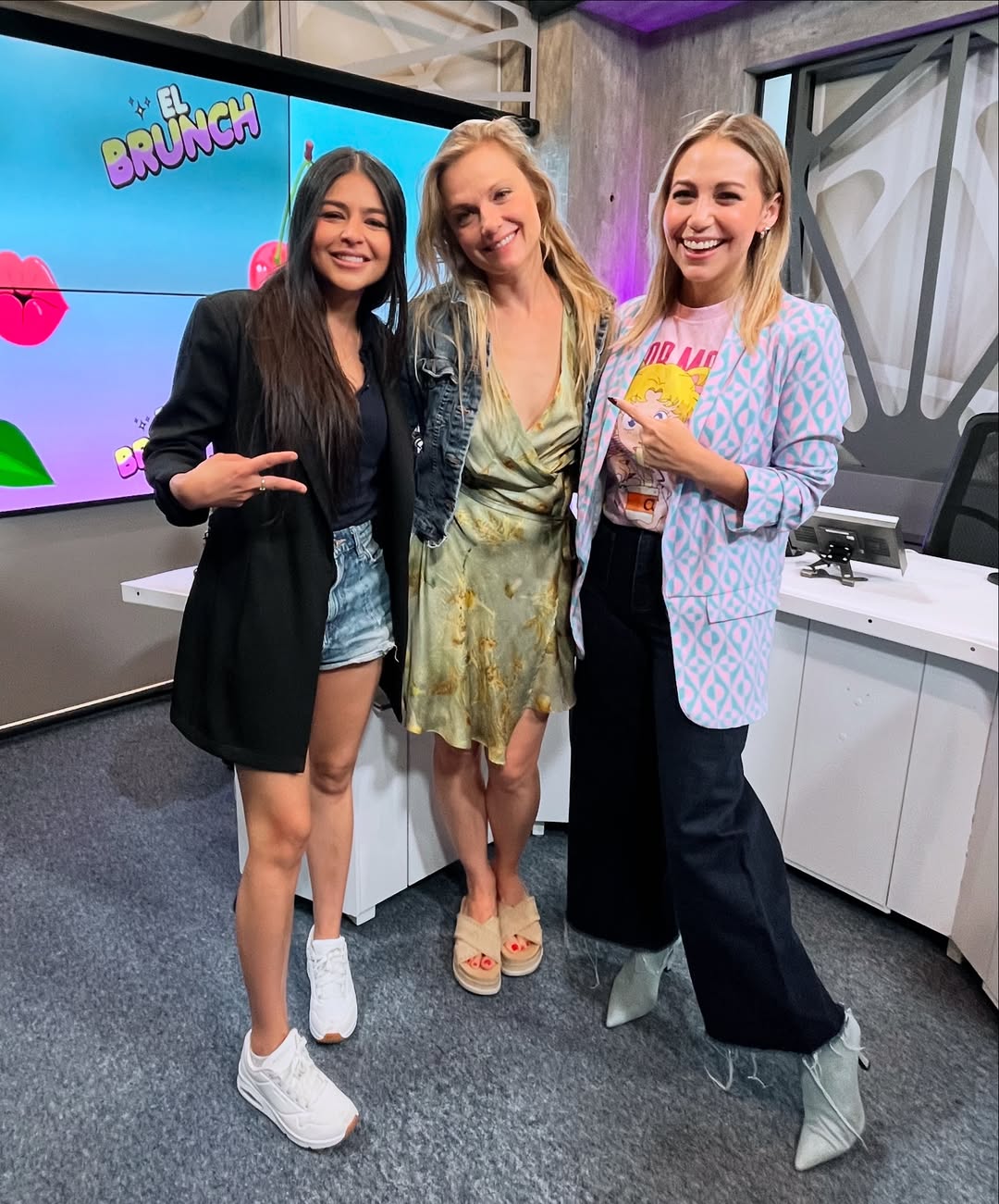 https://e.radikal.host/2025/05/03/En-este-bonito-Martes-llegaron-a-ElBrunch-analayevska1-nos-conto-como-paso-de-ser-extra-a-tener-protagonicos-habla-3-idiomas-es-mama-una-mujer-muy-empoderada-aycarloscamacho-nos-trajo-estrenos-jugosos.jpg