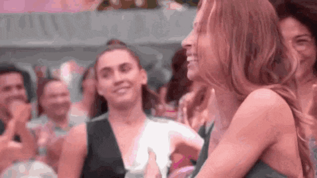 https://e.radikal.host/2025/05/03/gabicente-bom-sucesso-1.gif