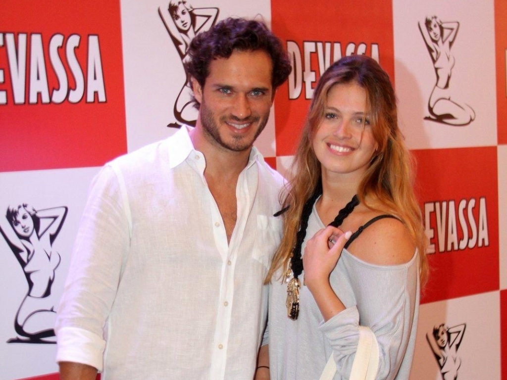 https://e.radikal.host/2025/05/06/10fev2013---com-com-a-namorada-juliana-pereira-paulo-rocha-busca-seu-kit-para-o-camarote-devassa-no-rio-de-janeiro-1360513605469_1024x768.jpg