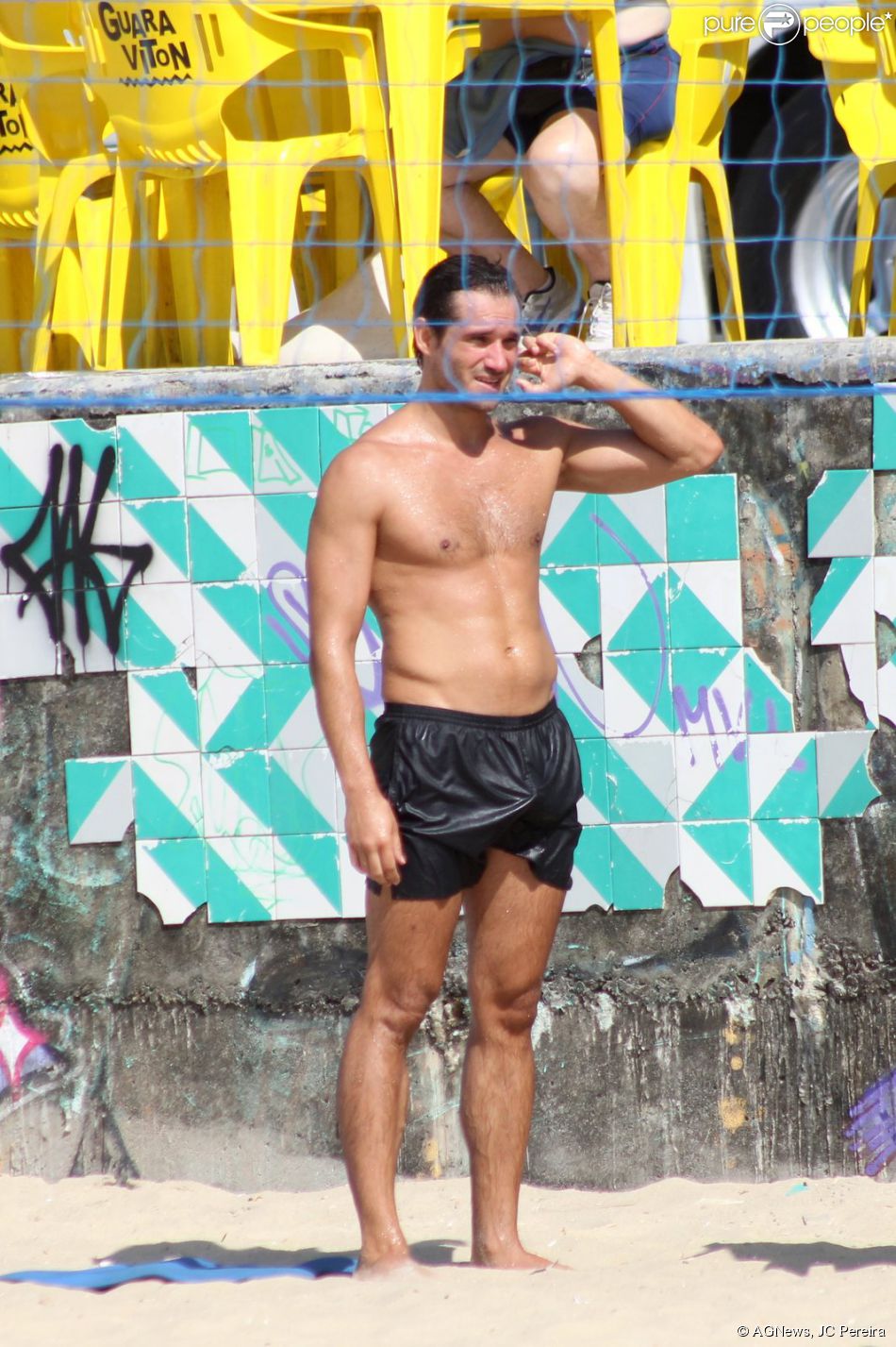 https://e.radikal.host/2025/05/06/416752-com-um-short-preto-paulo-rocha-de-950x0-2.jpg