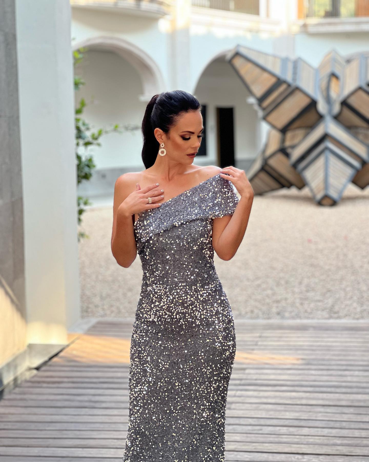 https://e.radikal.host/2025/05/06/LAURA-KARMINE-35.jpg