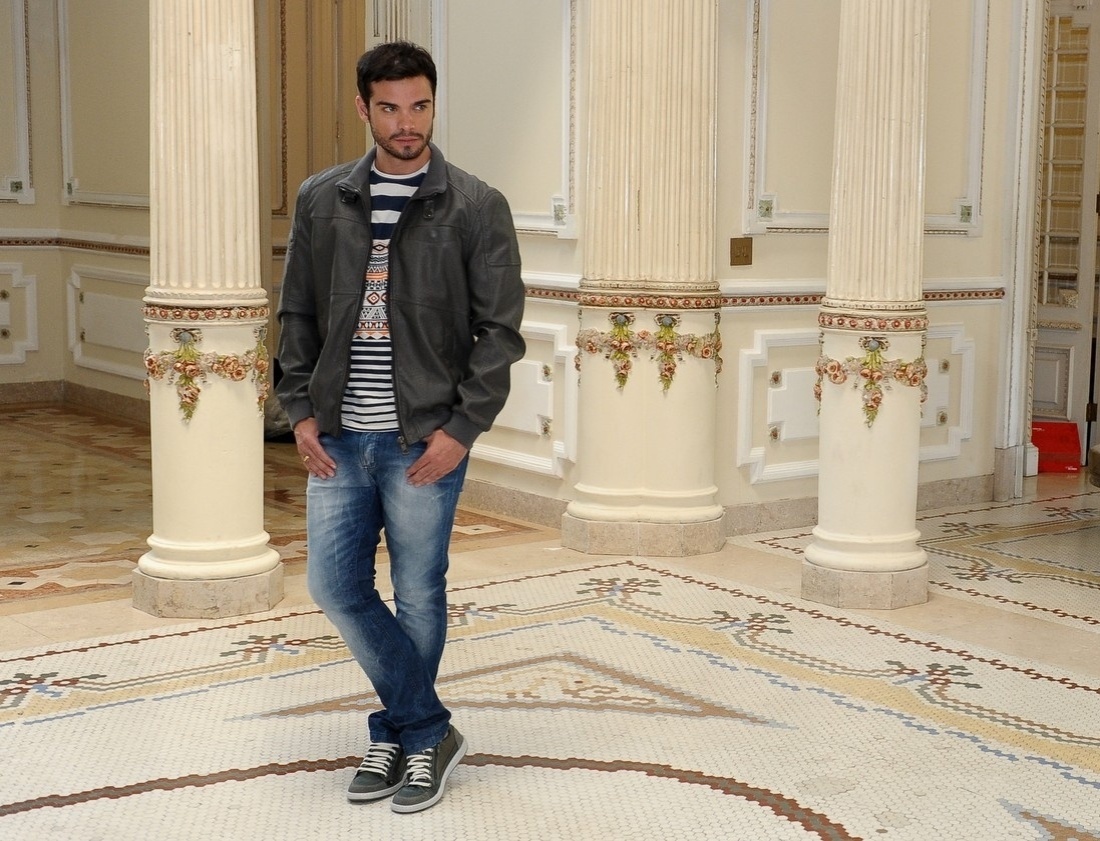 https://e.radikal.host/2025/05/08/10fev2014---sidney-sampaio-fez-ensaio-para-um-catalogo-de-roupas-no-palacio-dos-cedros-em-sao-paulo-1392063142394_1100x841.jpg