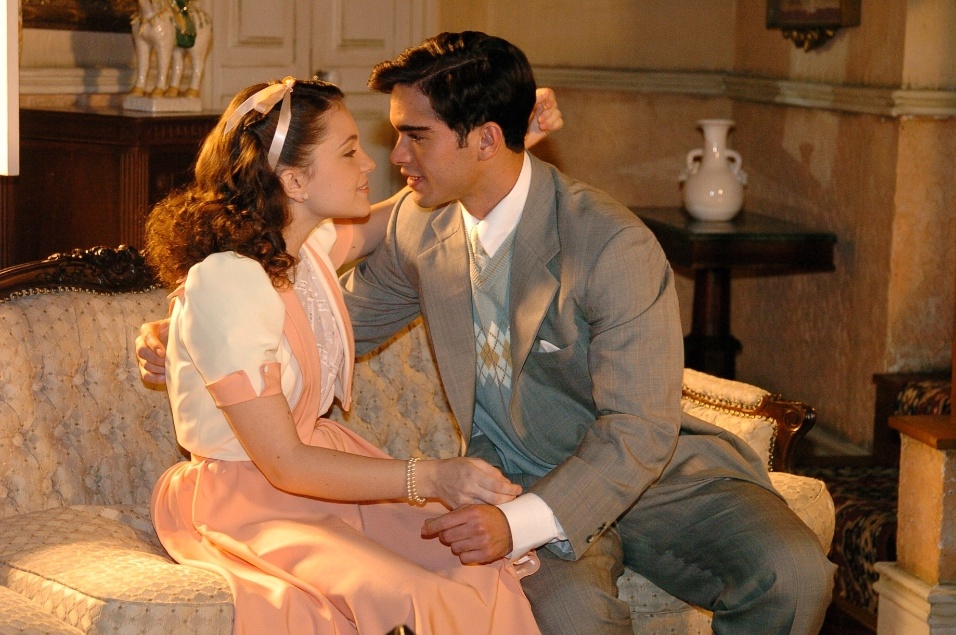 https://e.radikal.host/2025/05/08/2005---mirella-cecilia-dassi-e-felipe-sidney-sampaio-comemoram-permissao-para-o-namoro-na-novela-alma-gemea-1449258507303_956x635.jpg