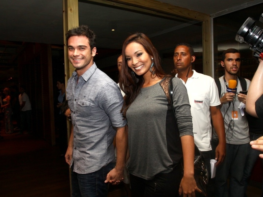 https://e.radikal.host/2025/05/08/31jan2014---os-namorados-sidney-sampaio-e-carol-nakamura-chegam-de-maos-dadas-na-churrascaria-para-conferir-o-ultimo-capitulo-amor-a-vida-1391212765805_1024x768.jpg