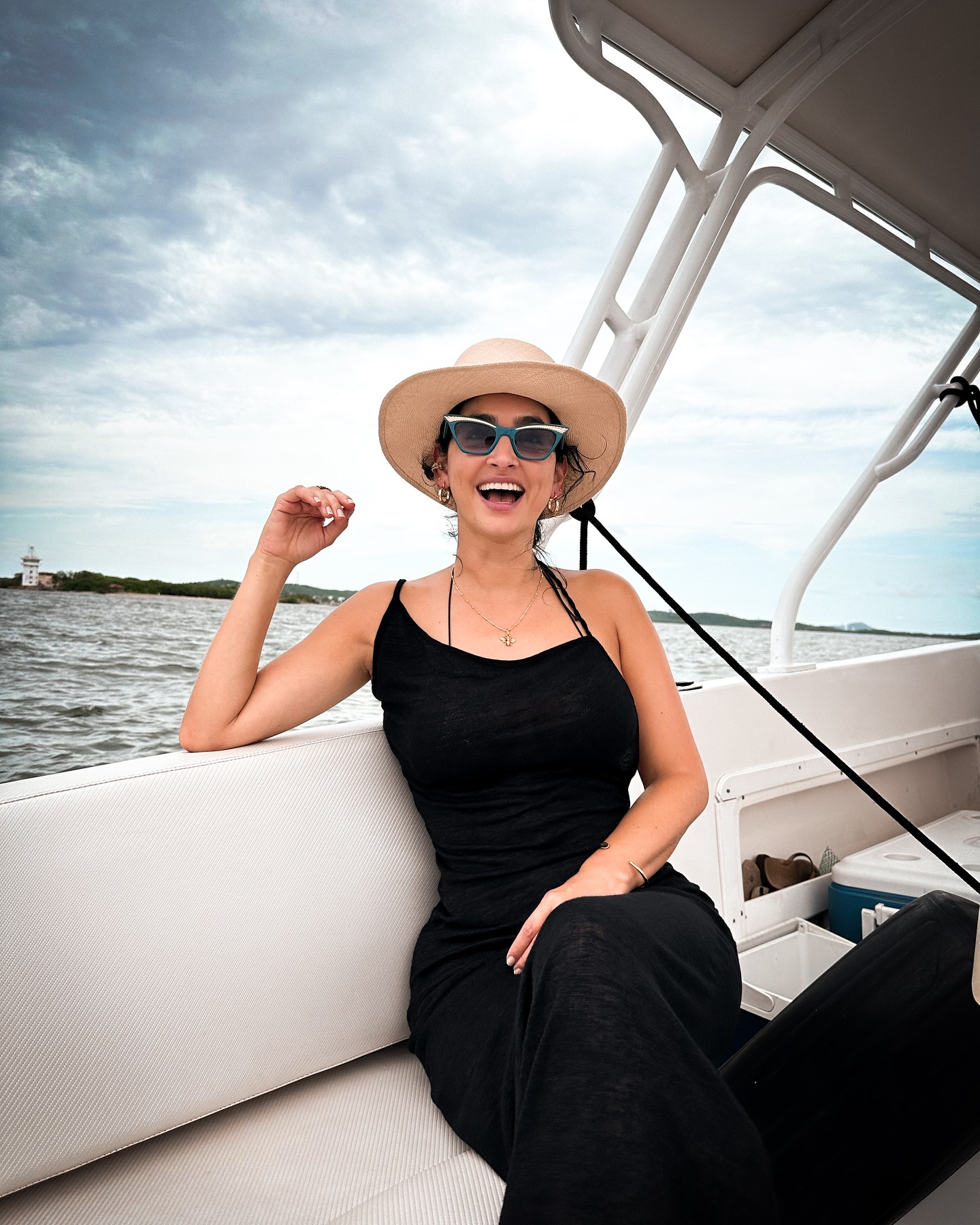 https://e.radikal.host/2025/05/08/dianahoyosmusic_1745310321037-1.jpg
