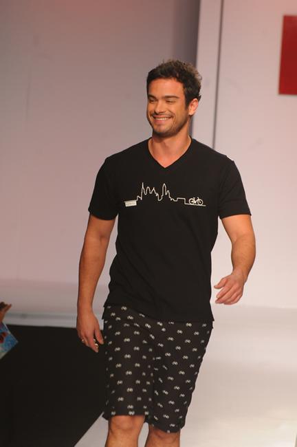 https://e.radikal.host/2025/05/08/sidney-sampaio-vitoria-moda-2013-desfile-konyk-3.jpg