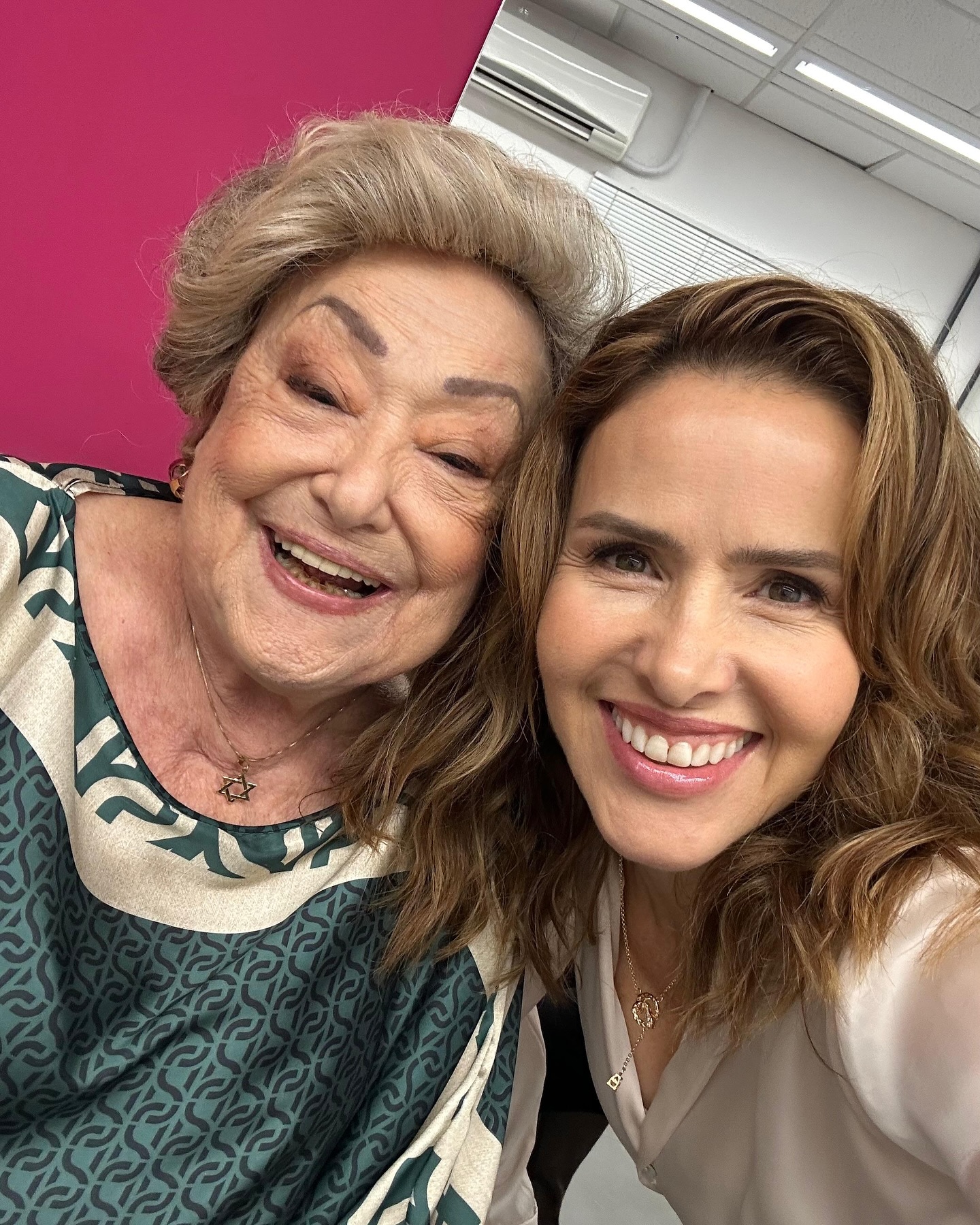 https://e.radikal.host/2025/05/10/leonacavalli_1745532903749.jpg