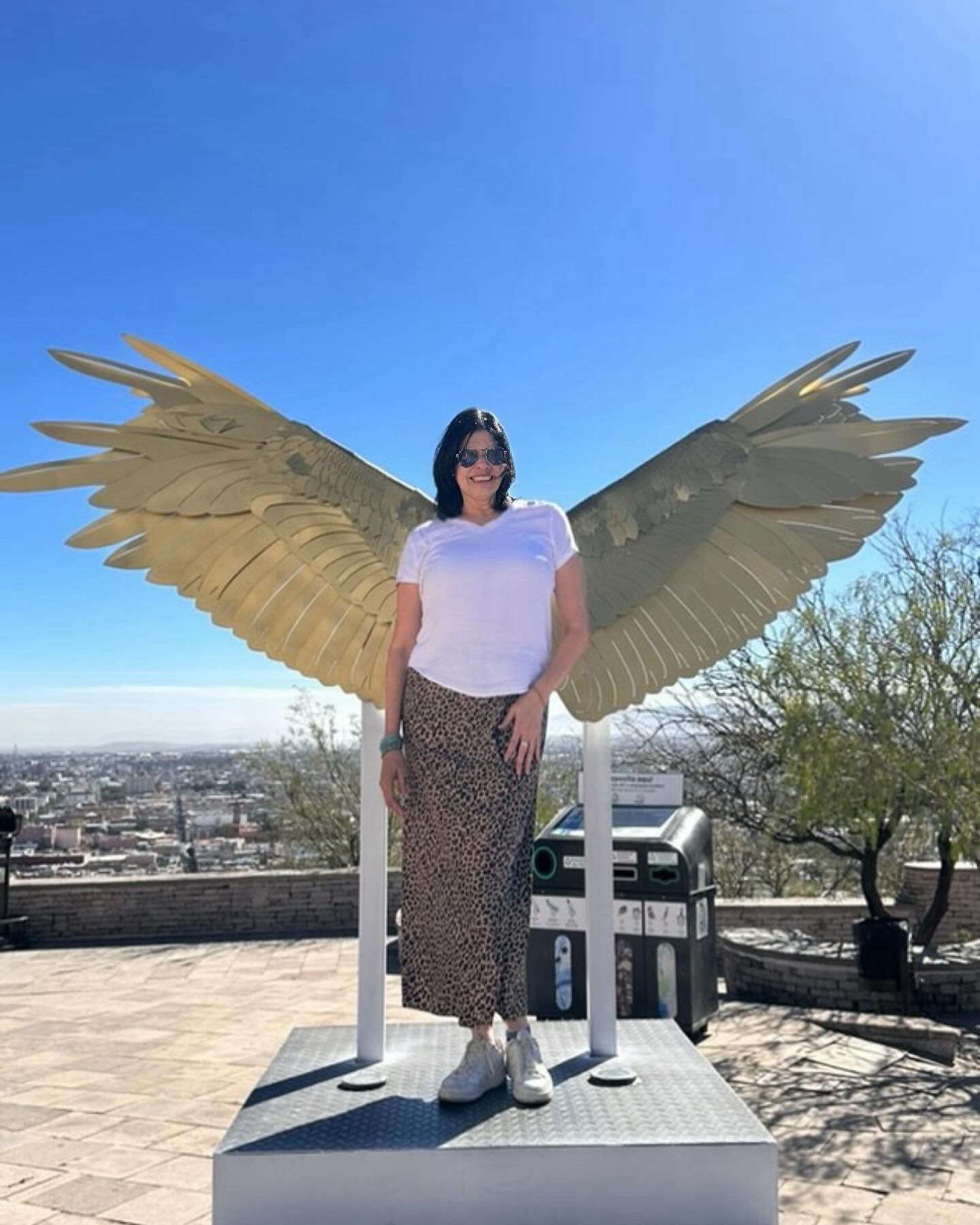 https://e.radikal.host/2025/05/14/raquelgarzatv_1745840365353.jpg