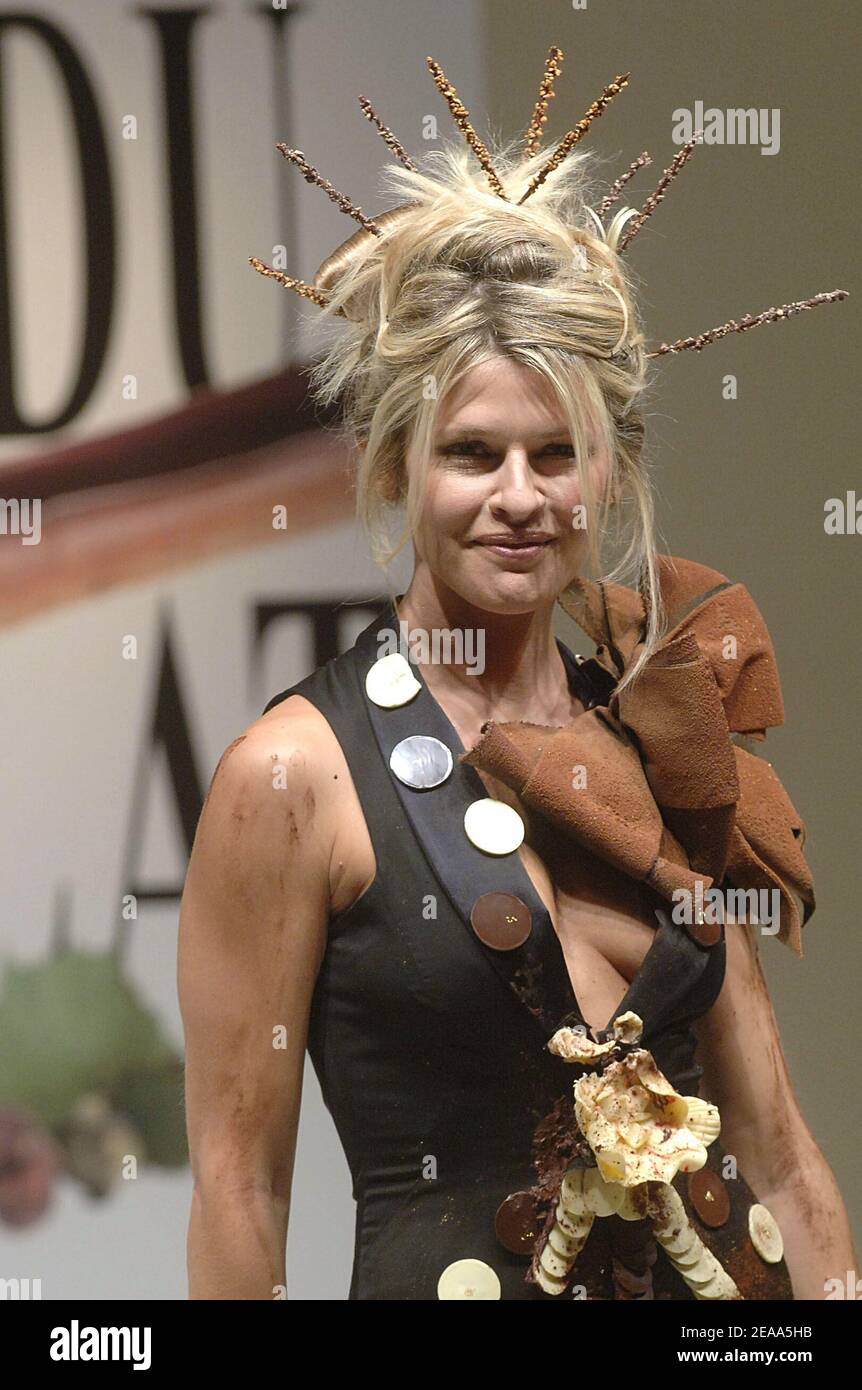 https://e.radikal.host/2025/07/17/tv-presenter-lynda-lacoste-displays-a-chocolate-creation-at-the-opening-show-of-the-11th-chocolate-fair-held-in-paris-france-october-21-2005-photo-by-gorassini-zabulonabacapresscom-2EAA5HB.jpg