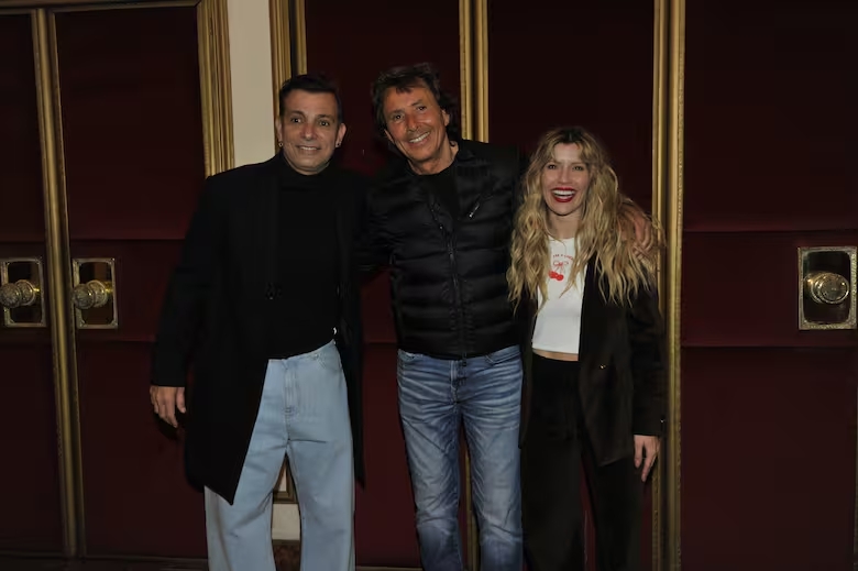 https://e.radikal.host/2025/08/12/gustavo-bermudez-debuto-en-la-cena-de-los-tontos-VOAH7KLQZNEJFFXCX3VCX65G7U.jpg