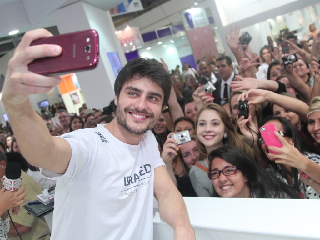 https://e.radikal.host/2025/08/27/13abril2014---guilherme-leicam-faz-selfie-coletivo-com-suas-fas-em-evento-de-beleza-o-larte-na-segunda-fase-de-em-familia-causou-o-maior-alvoroco-ao-chegar-na-feira-realizada-1397415076208_1024x768.jpg
