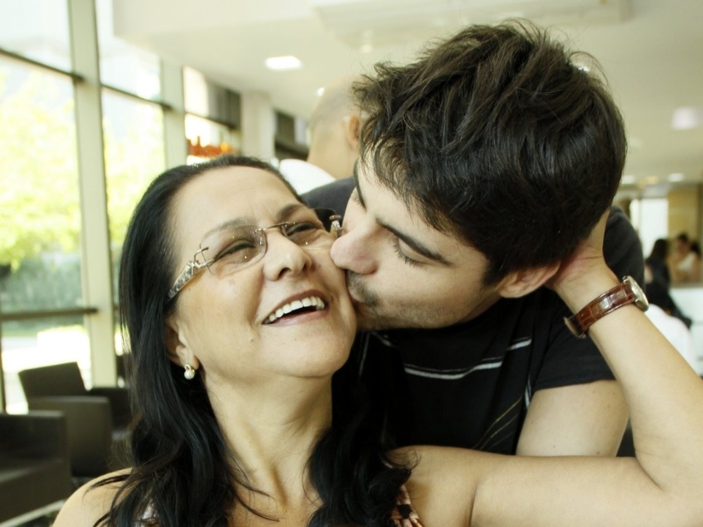 https://e.radikal.host/2025/08/27/14mar2014---guilherme-leicam-esteve-em-um-salao-na-barra-da-tijuca-zona-oeste-do-rio-para-cortar-os-cabelos-o-ator-viveu-laerte-na-primeira-fase-da-novela-em-familia-1394831655368_1024x768.jpg