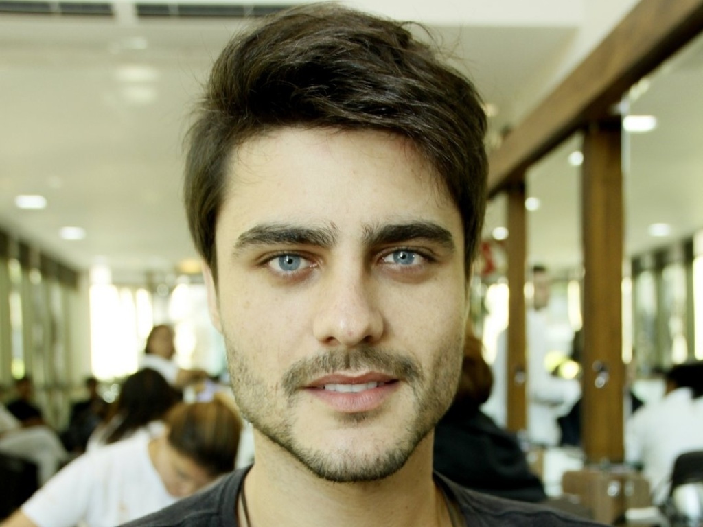 https://e.radikal.host/2025/08/27/14mar2014---guilherme-leicam-esteve-em-um-salao-na-barra-da-tijuca-zona-oeste-do-rio-para-cortar-os-cabelos-o-ator-viveu-laerte-na-primeira-fase-da-novela-em-familia-1394831726730_1024x768.jpg