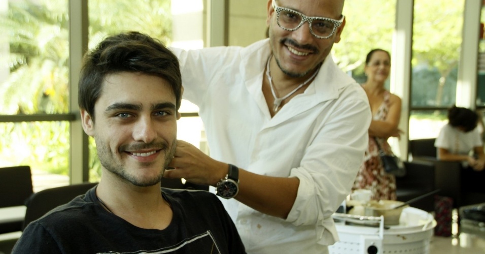 https://e.radikal.host/2025/08/27/14mar2014---guilherme-leicam-esteve-em-um-salao-na-barra-da-tijuca-zona-oeste-do-rio-para-cortar-os-cabelos-o-ator-viveu-laerte-na-primeira-fase-da-novela-em-familia-1394831735843_956x500.jpg
