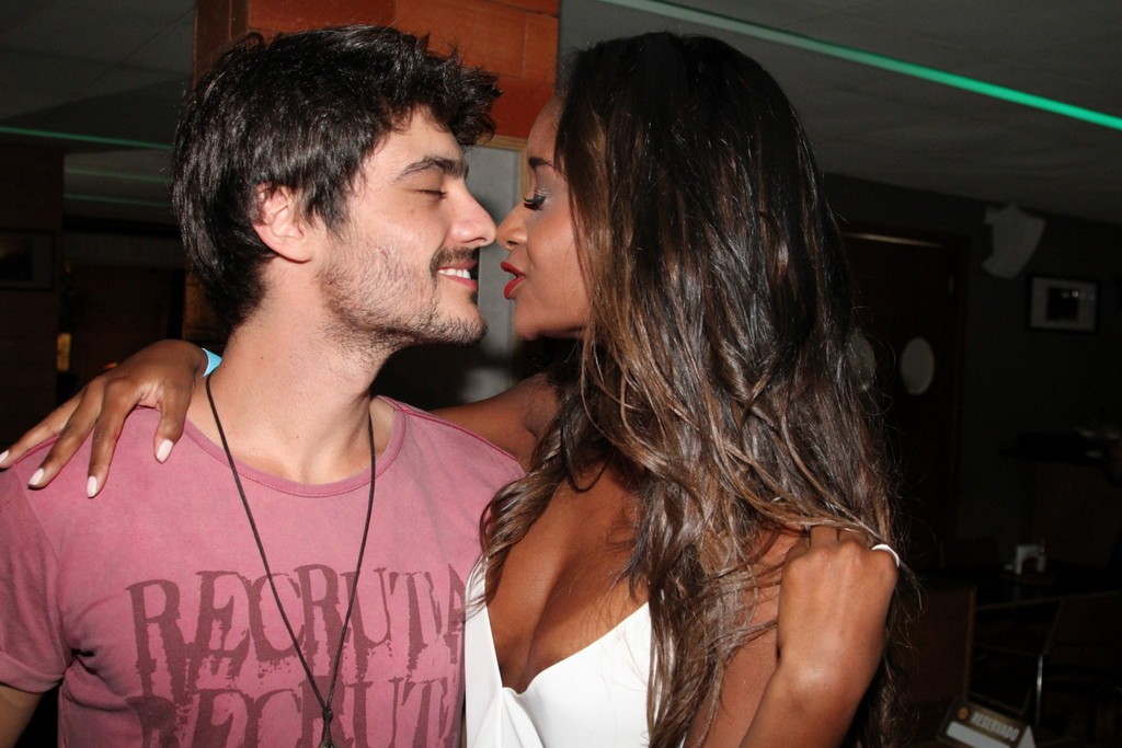 https://e.radikal.host/2025/08/27/16-aline_prado_com_guilherme_26-02-2014_21-050.jpg