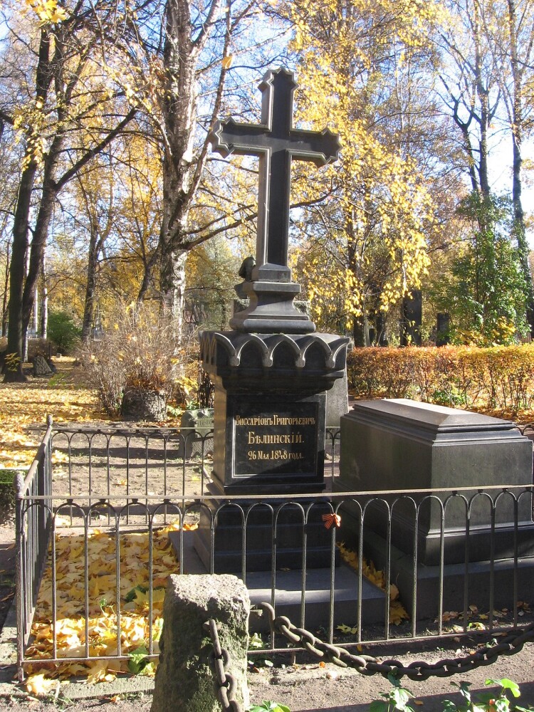 1200px-NADGROBIE_V._G._BELINSKOGO.jpg