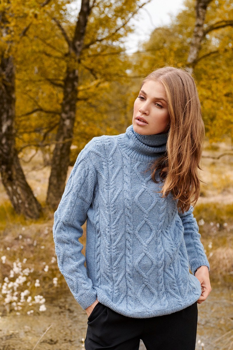 GOLUBOI-PULOVER-S-KRASIVYMI-UZORAMI..jpg