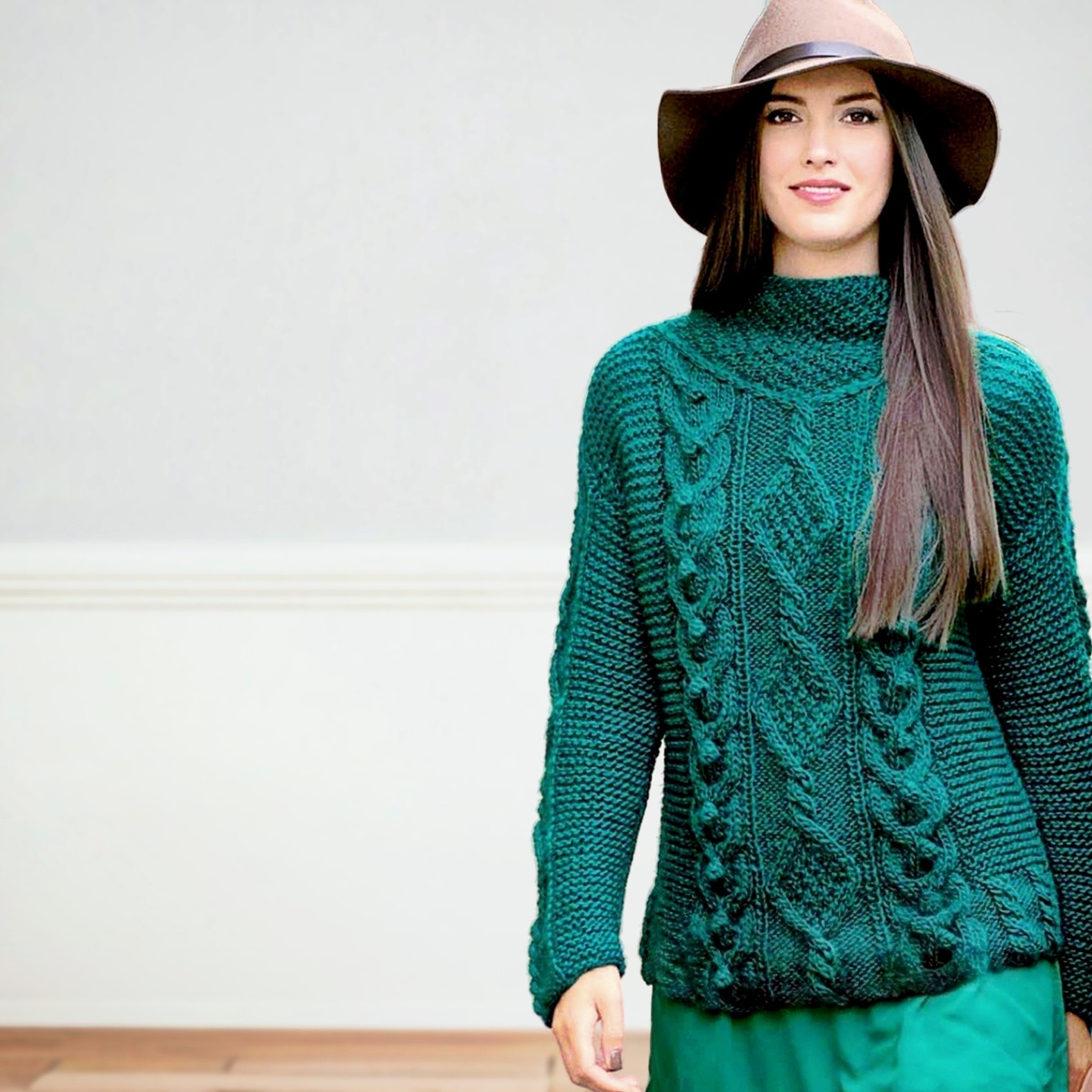 IZUMRUDNYI-SVITER-S-ROMBAMI-KOSAMI-I-SISECKAMI.jpg