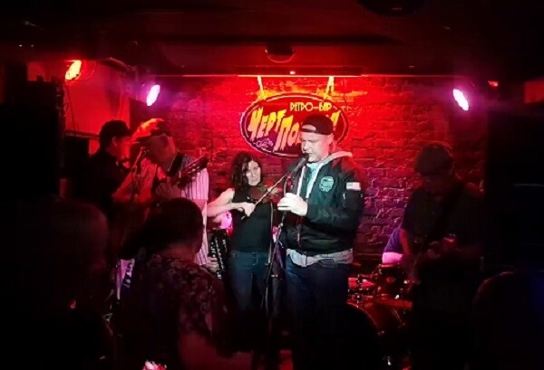 VYSTUPLENIE-V-RETRO-BARE-CERT-POBERI.jpg" border="0