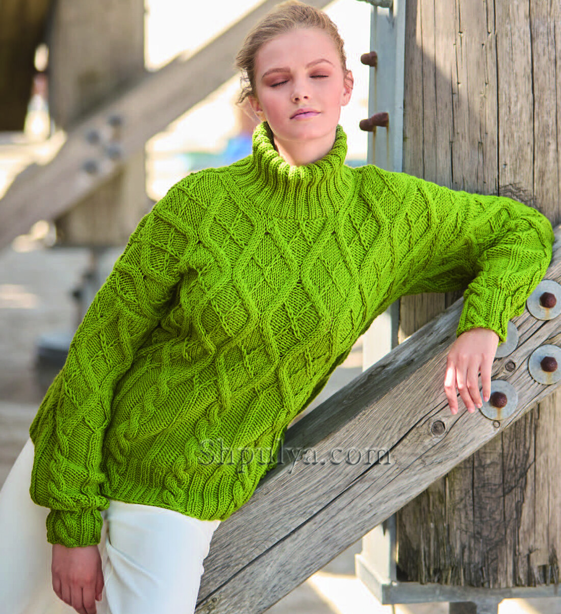 ZELENYI-PULOVER-S-ARANOVYM-UZOROM.jpg