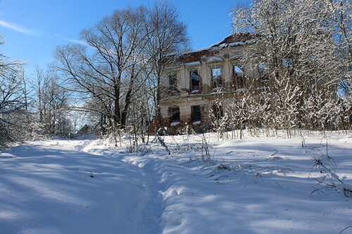 дорожка к развалинам старого флигеля