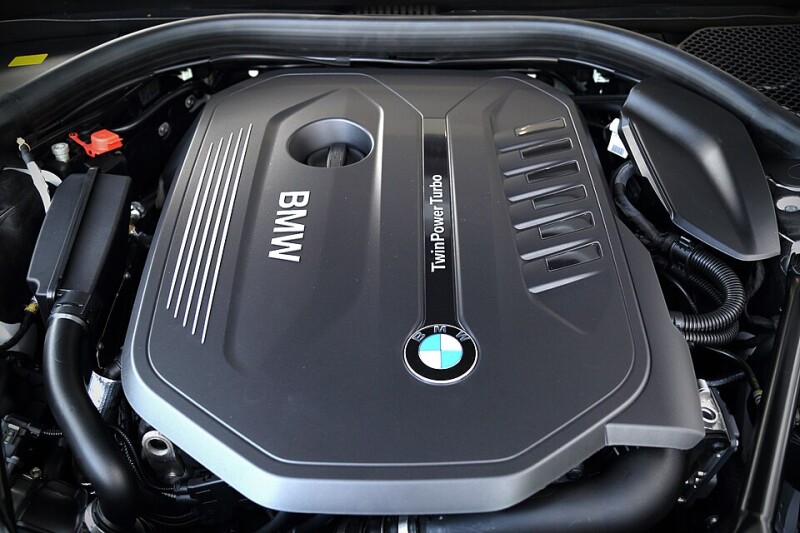 BMW_740i_L6_engine.jpg