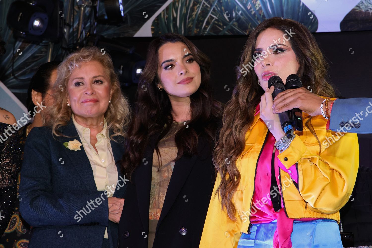 https://e.radikal.host/2026/04/17/carla-estrada-scarlet-gruber-gloria-trevi-1500w-14082943m.jpg
