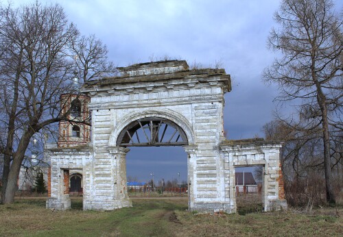 каменные ворота в усадьбе Троицкое