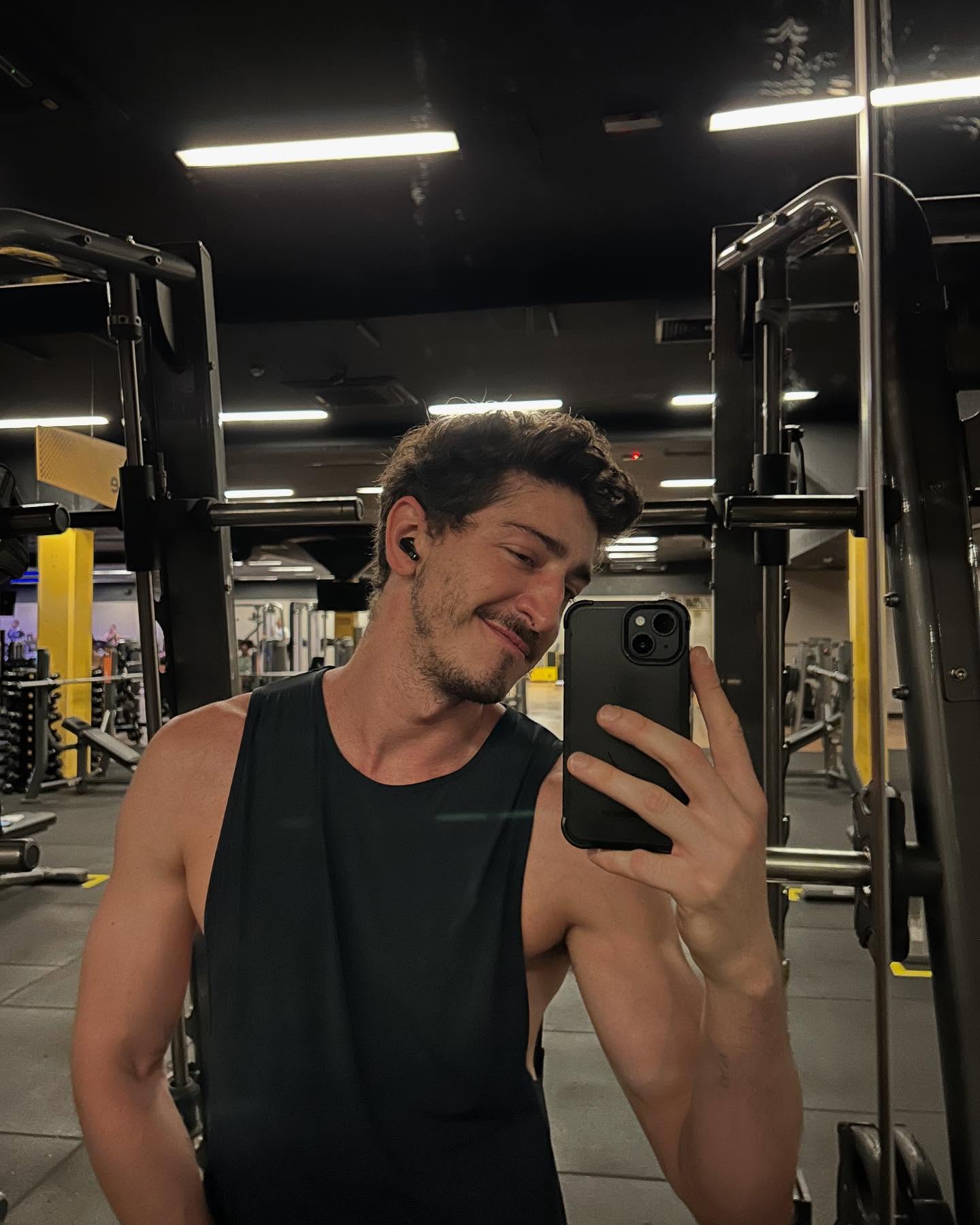 https://e.radikal.host/2026/04/19/johnnyomassaro_495619375_18498845167047060_4306467615392740922_n.jpg