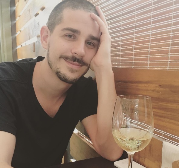 https://e.radikal.host/2026/04/28/Pedro-Neschling-posa-com-esposa-gravida-na-piscina-Nos.jpg