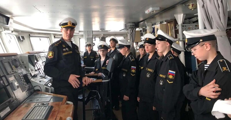 OFITsER_SOZDAYuSchIY_ATMOSFERU_DOVERIYa_I_VZAIMOVYRUChKI-3.jpg