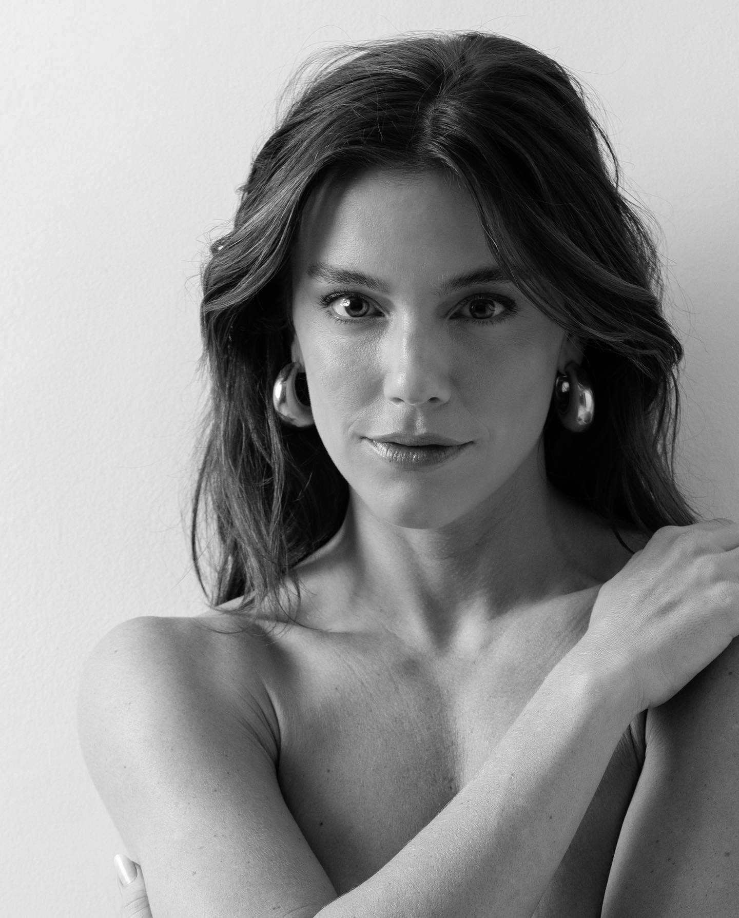 https://e.radikal.host/2026/05/23/Photo-by-Alice-Wegmann-on-April-04-2023.-May-be-a-black-and-white-image-of-1-person-and-makeup..jpg