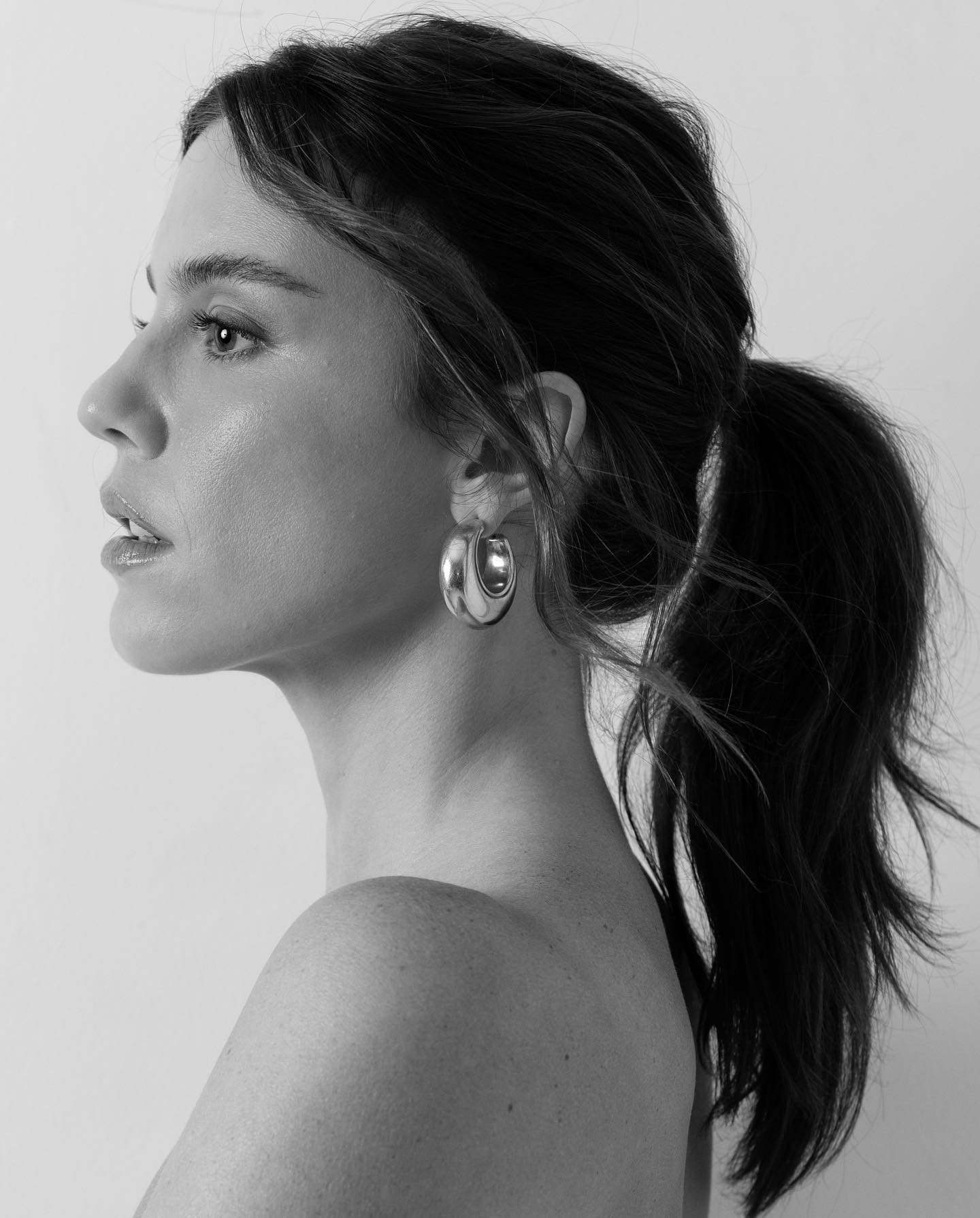 https://e.radikal.host/2026/05/23/Photo-by-Alice-Wegmann-on-April-17-2023.-May-be-a-black-and-white-image-of-1-person-hair-and-makeup..jpg