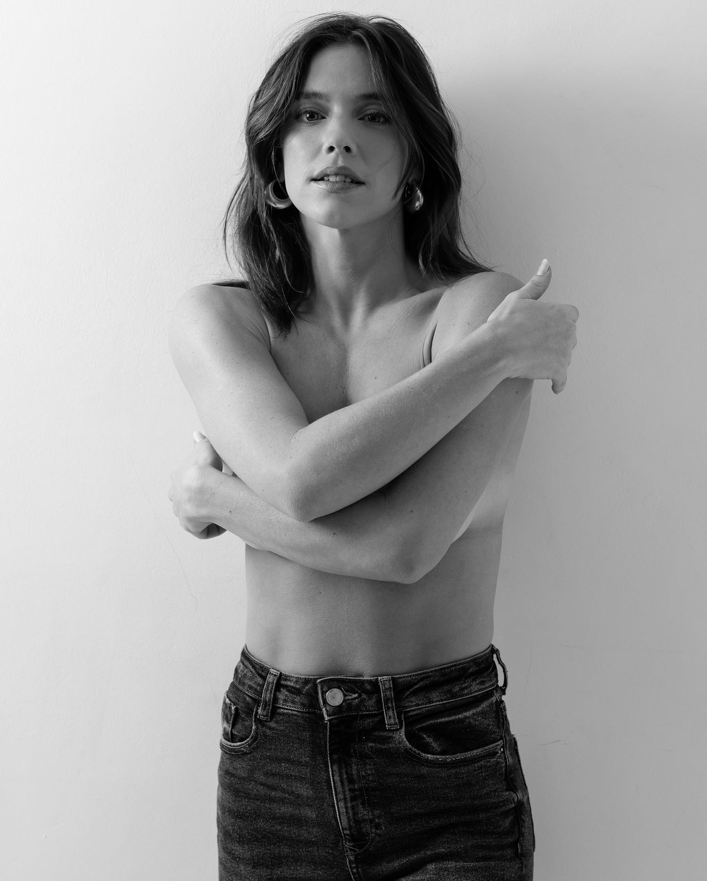 https://e.radikal.host/2026/05/23/Photo-shared-by-Alice-Wegmann-on-April-04-2023-tagging-jorgebispo-michelsampfe-and-gabrielgomezls.-May-be-a-black-and-white-image-of-1-person..jpg