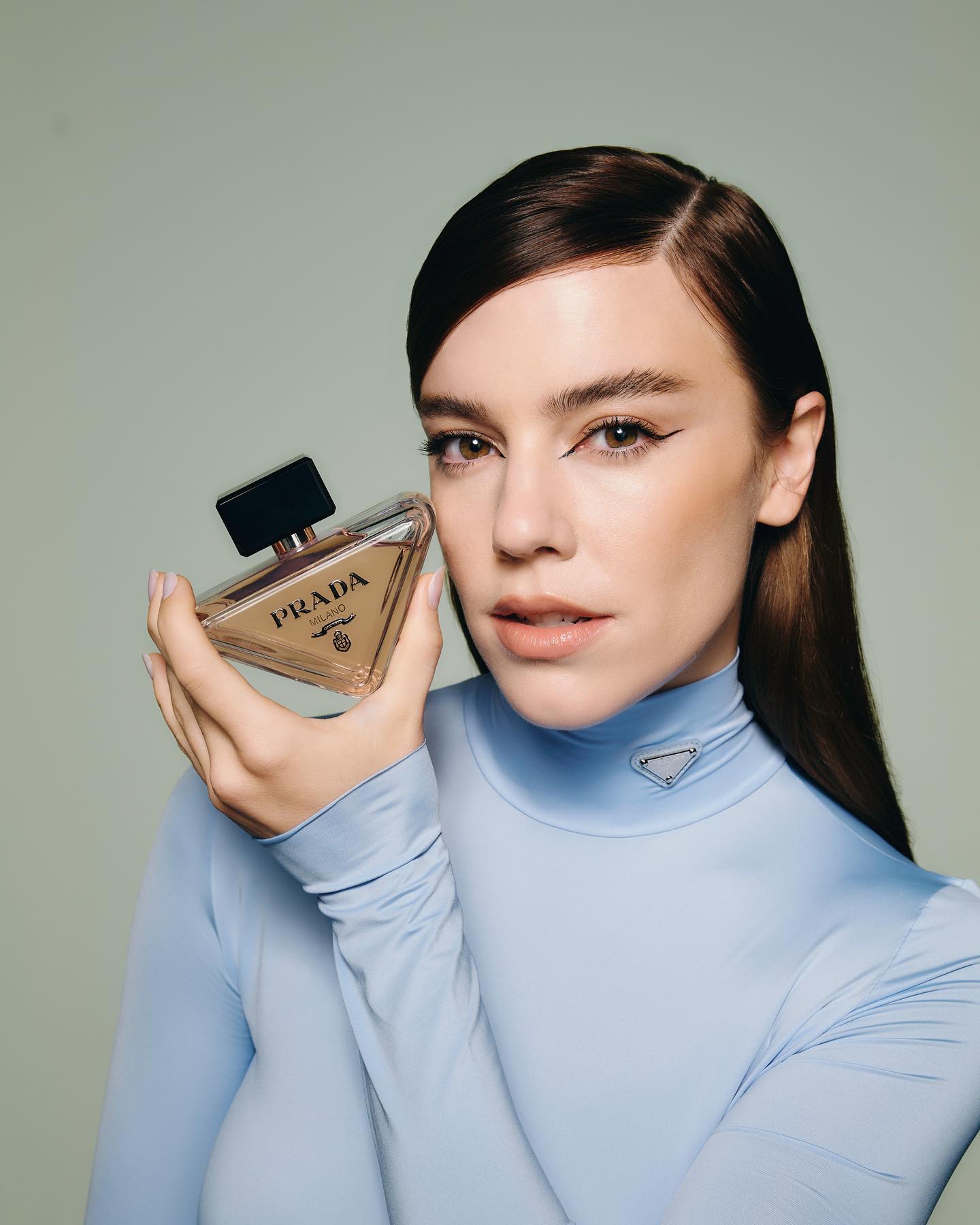 https://e.radikal.host/2026/05/23/Photo-shared-by-Alice-Wegmann-on-April-18-2023-tagging-prada-and-pradabeauty.-May-be-an-image-of-1-person-makeup-fragrance-turtleneck-and-perfume..jpg