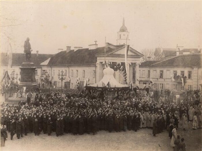 1280px-Otkrytie_pamyatnika_Muravyovu.jpg