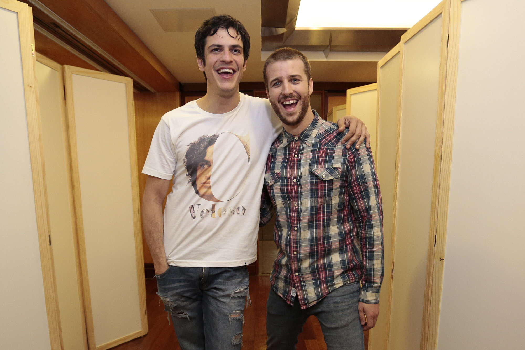 https://e.radikal.host/2026/07/13/famosos-comparecem-a-estreia-da-peca-selfie-com-mateus-solano-e-miguel-thire-07.jpg