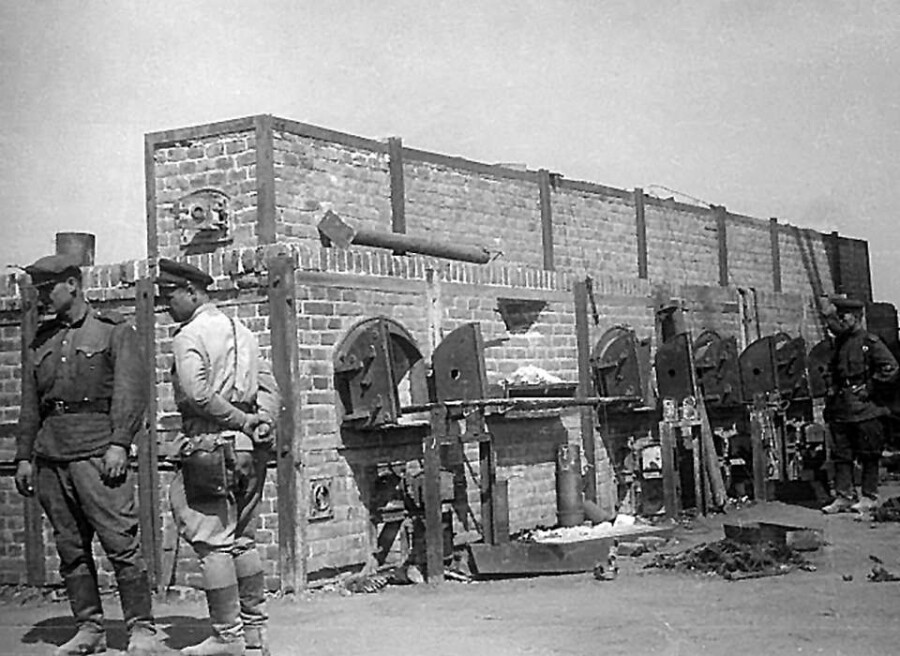 6_Soviet-soldiers-inspect-the-ovens-at-Majdanek-July-1944-National-WWII-Museum.jpg