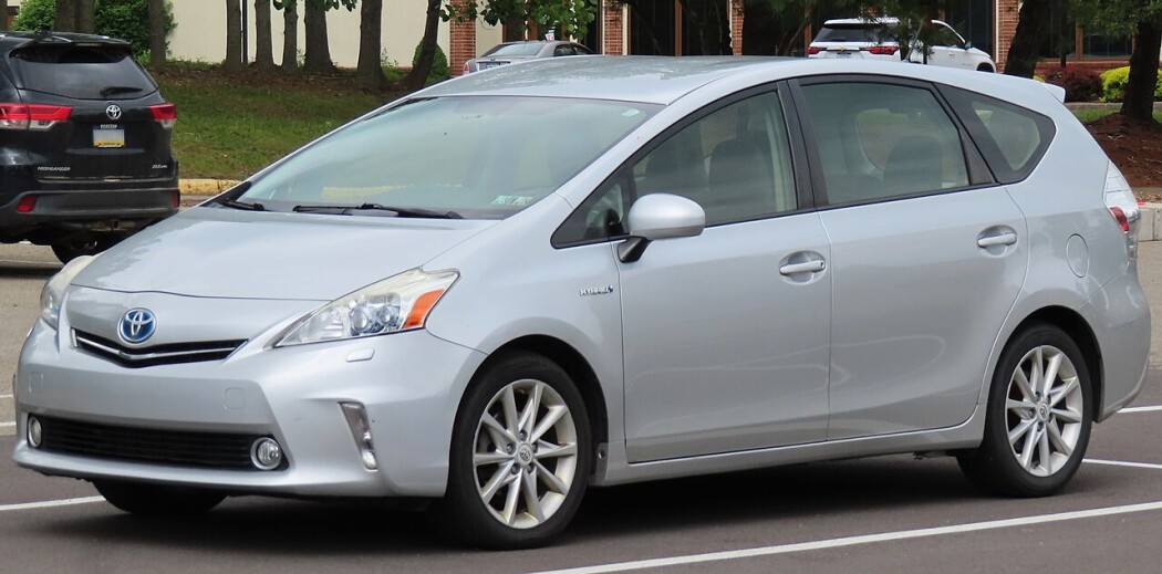 2012_Toyota_Prius_v_Five_front_left.jpg